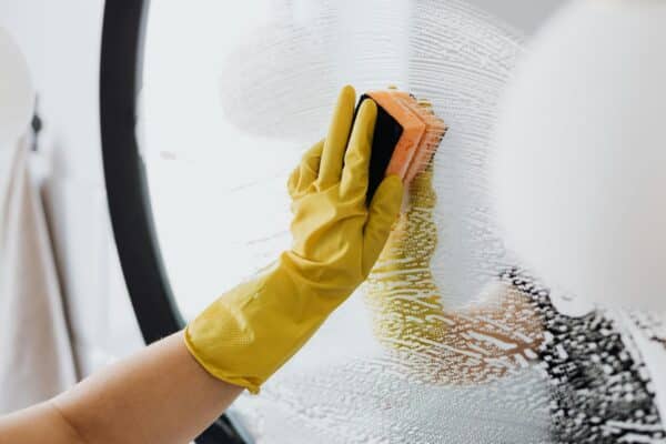 cleaning a glass window using sponge
