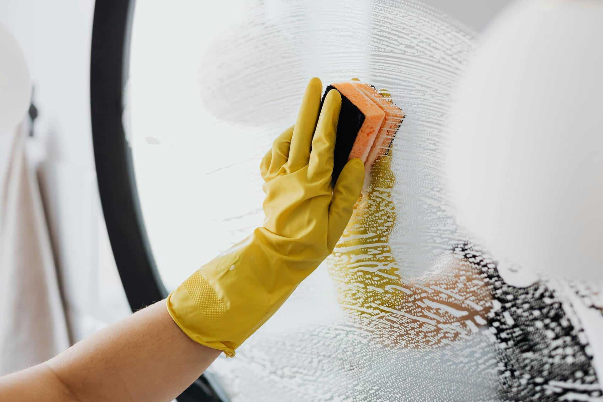 cleaning a glass window using sponge