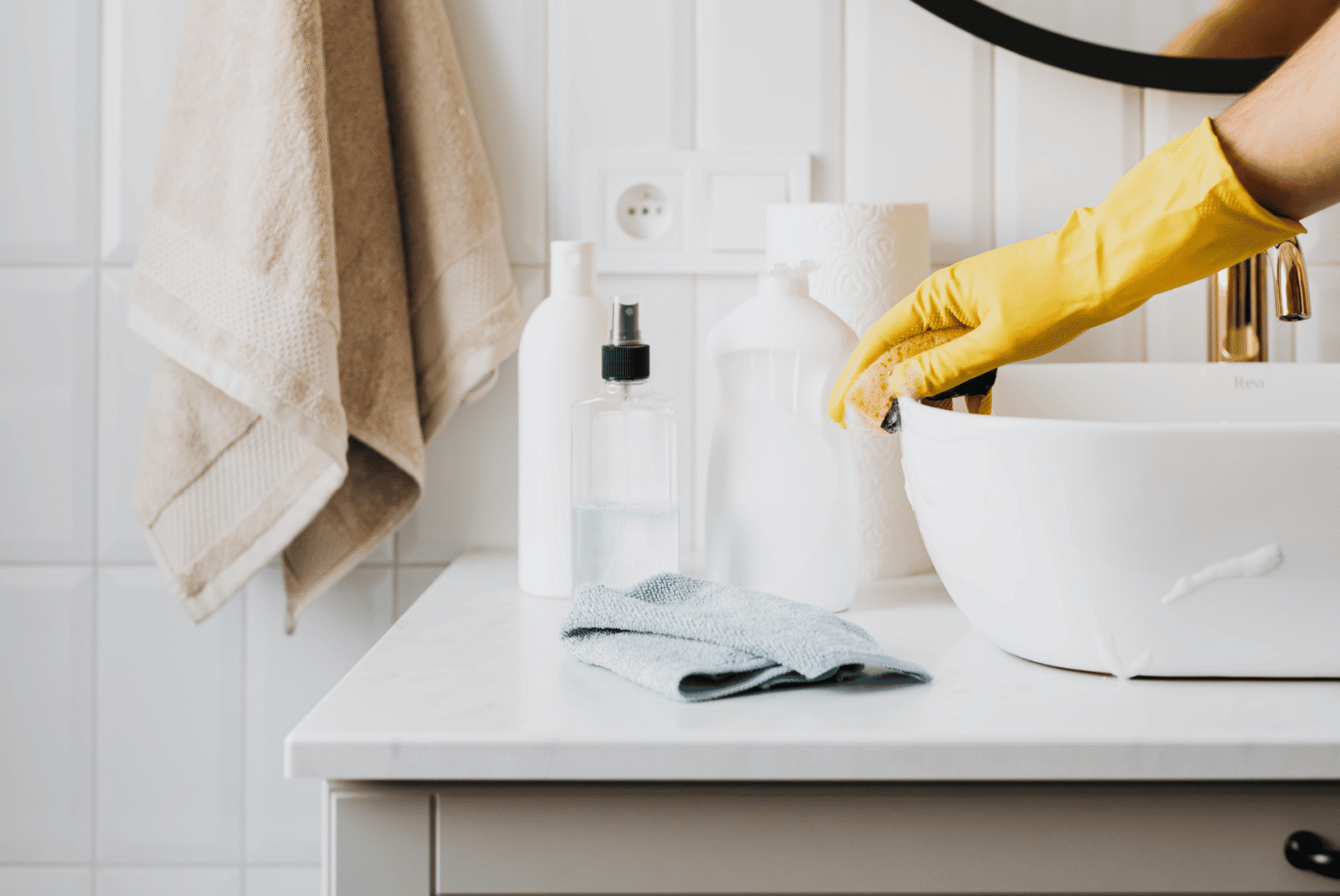 Bathroom surface cleaning